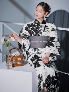 画像35: 【即日発送】モノトーンフラワーレトロモダン浴衣 【浴衣3点セット 浴衣/帯/下駄】 [YMT] (35)