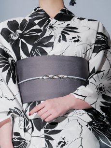 画像36: 【即日発送】モノトーンフラワーレトロモダン浴衣 【浴衣3点セット 浴衣/帯/下駄】 [YMT] (36)