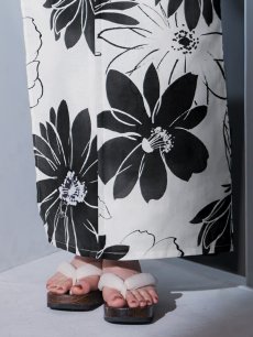 画像37: 【即日発送】モノトーンフラワーレトロモダン浴衣 【浴衣3点セット 浴衣/帯/下駄】 [YMT] (37)