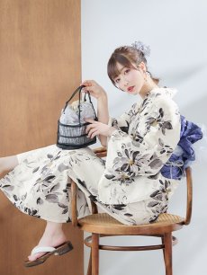 画像1: 【即日発送】水彩風モノトーンフラワー浴衣 【浴衣3点セット 浴衣/帯/下駄】 [YMT] (1)