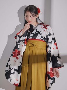 画像5: 【予約商品/1月中旬発送予定】白×赤百合 ブラック二尺袖着物【卒業袴３点セット 二尺袖着物/帯/袴】 (5)