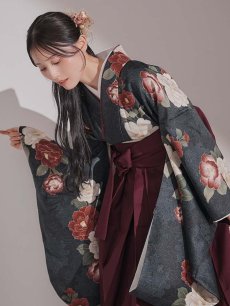 画像2: 【予約商品/1月中旬発送予定】白×赤椿 ブラック二尺袖着物【卒業袴３点セット 二尺袖着物/帯/袴】 (2)