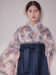 画像2: 【予約商品 / 1月中旬発送予定】グレーピンクフラワー グラデーション二尺袖着物【卒業袴３点セット 二尺袖着物/帯/袴】 (2)