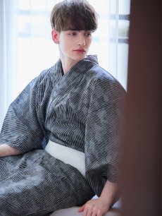 画像2: 【即日発送】【メンズ浴衣】黒地に迷彩柄ストライプ紳士浴衣【浴衣・帯・下駄セット】 [YMT] (2)