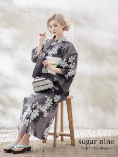 画像1: 【即日発送】【浴衣】クラシカルグレーの百合浴衣【浴衣３点セット 浴衣/帯/下駄】[FB02] (1)
