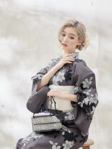 画像2: 【即日発送】【浴衣】クラシカルグレーの百合浴衣【浴衣３点セット 浴衣/帯/下駄】[FB02] (2)