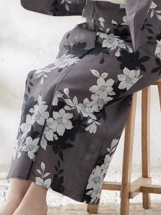 画像9: 【即日発送】【浴衣】クラシカルグレーの百合浴衣【浴衣３点セット 浴衣/帯/下駄】[FB02] (9)