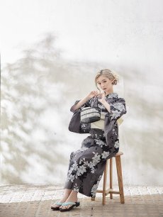 画像11: 【即日発送】【浴衣】クラシカルグレーの百合浴衣【浴衣３点セット 浴衣/帯/下駄】[FB02] (11)