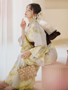 画像2: 【即日発送】【浴衣セール】グレージュ×イエローフラワー浴衣 【浴衣3点セット 浴衣/帯/下駄】 [YMT] (2)