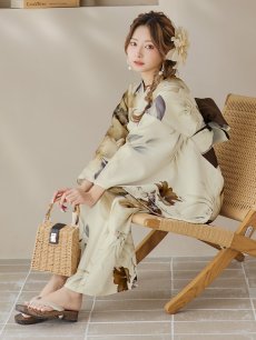 画像2: 【即日発送！】ブラウンベージュクラシックフラワー浴衣 【浴衣3点セット 浴衣/帯/下駄】 [YMT] (2)