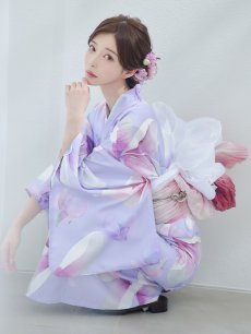 画像1: 【即日発送】【Riuコラボ】パープル地に咲く百合浴衣 【浴衣3点セット 浴衣/帯/下駄】 [YMT] (1)
