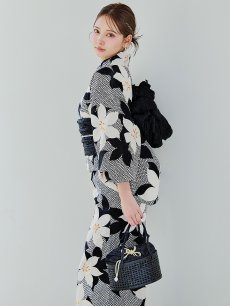 画像1: 【販売期間終了のため下げます】【即日発送】【※帯が売り切れたので時間指定にして下げます】【sweet7月号掲載】クラシカルフラワーブーケ浴衣 【浴衣3点セット 浴衣/帯/下駄】 [OF04] (1)