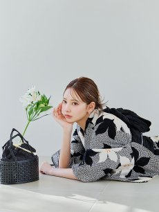 画像2: 【販売期間終了のため下げます】【即日発送】【※帯が売り切れたので時間指定にして下げます】【sweet7月号掲載】クラシカルフラワーブーケ浴衣 【浴衣3点セット 浴衣/帯/下駄】 [OF04] (2)