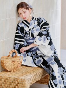 画像1: 【販売期間終了のため下げます】【即日発送】【sweet7月号掲載】 紅花舞う白地浴衣 【浴衣3点セット 浴衣/帯/下駄】 [YMT] (1)