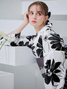 画像31: 【即日発送】モノトーンフラワーレトロモダン浴衣 【浴衣3点セット 浴衣/帯/下駄】 [YMT] (31)