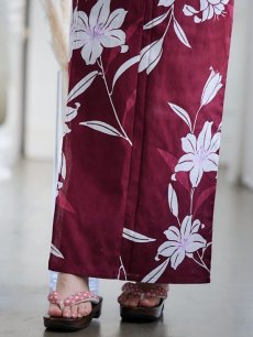 画像7: 【即日発送】【浴衣】エンジ×モダンハイビスカス浴衣 【浴衣3点セット 浴衣/帯/下駄】 [FB02] (7)