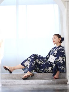 画像9: 【即日発送】ネイビー地x百合柄浴衣 【浴衣3点セット 浴衣/帯/下駄】 [FB02] (9)