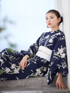 画像10: 【即日発送】ネイビー地x百合柄浴衣 【浴衣3点セット 浴衣/帯/下駄】 [FB02] (10)