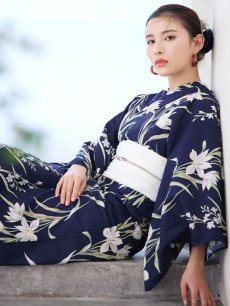画像12: 【即日発送】ネイビー地x百合柄浴衣 【浴衣3点セット 浴衣/帯/下駄】 [FB02] (12)
