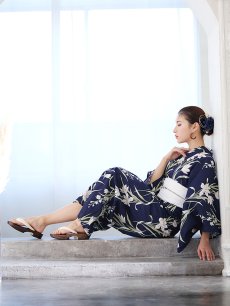 画像13: 【即日発送】ネイビー地x百合柄浴衣 【浴衣3点セット 浴衣/帯/下駄】 [FB02] (13)