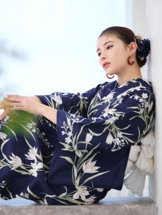 画像14: 【即日発送】ネイビー地x百合柄浴衣 【浴衣3点セット 浴衣/帯/下駄】 [FB02] (14)