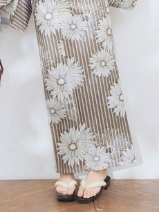 画像7: 【即日発送】ブラウンストライプにガーベラ花浴衣 【浴衣3点セット 浴衣/帯/下駄】 [YMT] (7)