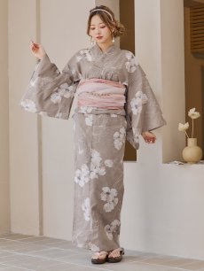 画像4: 【即日発送】グレージュ線画フラワー浴衣 【浴衣3点セット 浴衣/帯/下駄】 [YMT] (4)