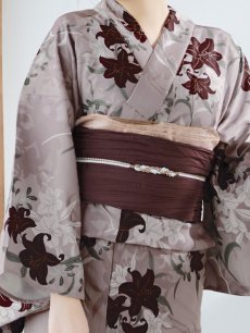 画像19: 【即日発送】ブラウンパープルリリー浴衣 【浴衣3点セット 浴衣/帯/下駄】 [YMT] (19)