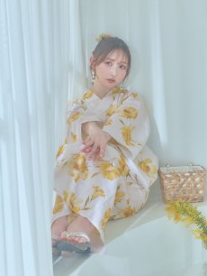 画像1: 【即日発送】白地にイエローの水彩花柄浴衣 【浴衣3点セット 浴衣/帯/下駄】 [YMT] (1)