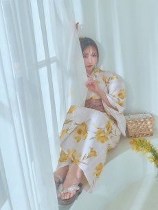 画像15: 【即日発送】白地にイエローの水彩花柄浴衣 【浴衣3点セット 浴衣/帯/下駄】 [YMT] (15)