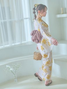 画像2: 【即日発送】白地にイエローの水彩花柄浴衣 【浴衣3点セット 浴衣/帯/下駄】 [YMT] (2)