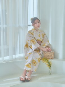 画像8: 【即日発送】白地にイエローの水彩花柄浴衣 【浴衣3点セット 浴衣/帯/下駄】 [YMT] (8)