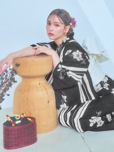 画像1: 【即日発送！】ストライプ×フラワーレトロ浴衣 【浴衣3点セット 浴衣/帯/下駄】 [YMT] (1)