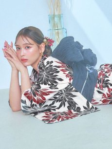 画像8: 【即日発送】ネイビー＆レッドフラワーモダン浴衣 【浴衣3点セット 浴衣/帯/下駄】 [YMT] (8)