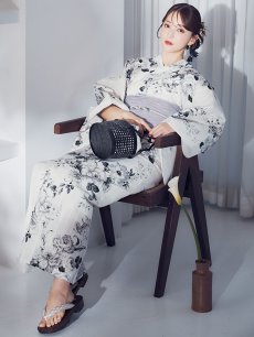 画像2: 【即日発送】モノトーンフラワー浴衣 【浴衣3点セット 浴衣/帯/下駄】 [OF04] (2)