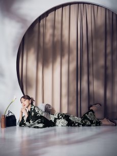 画像4: 【即日発送】ブラック線画フラワー浴衣 【浴衣3点セット 浴衣/帯/下駄】 [OF04] (4)