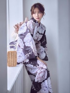 画像2: 送料無料！牡丹竜胆柄ネイビー浴衣【浴衣３点セット 浴衣/帯/下駄】[OF04]【予約 / 6月上旬発送予定】 (2)