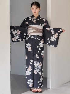 画像4: 送料無料！【即日発送】フローラルブラック浴衣【浴衣３点セット 浴衣/帯/下駄】[OF04] (4)
