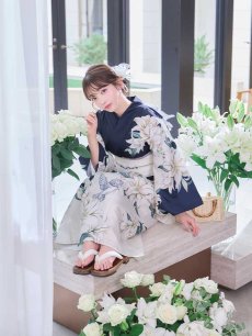 画像14: 送料無料！【即日発送】Riuコラボ ノーブルネイビー百合浴衣【浴衣３点セット 浴衣/帯/下駄】[OF04] (14)