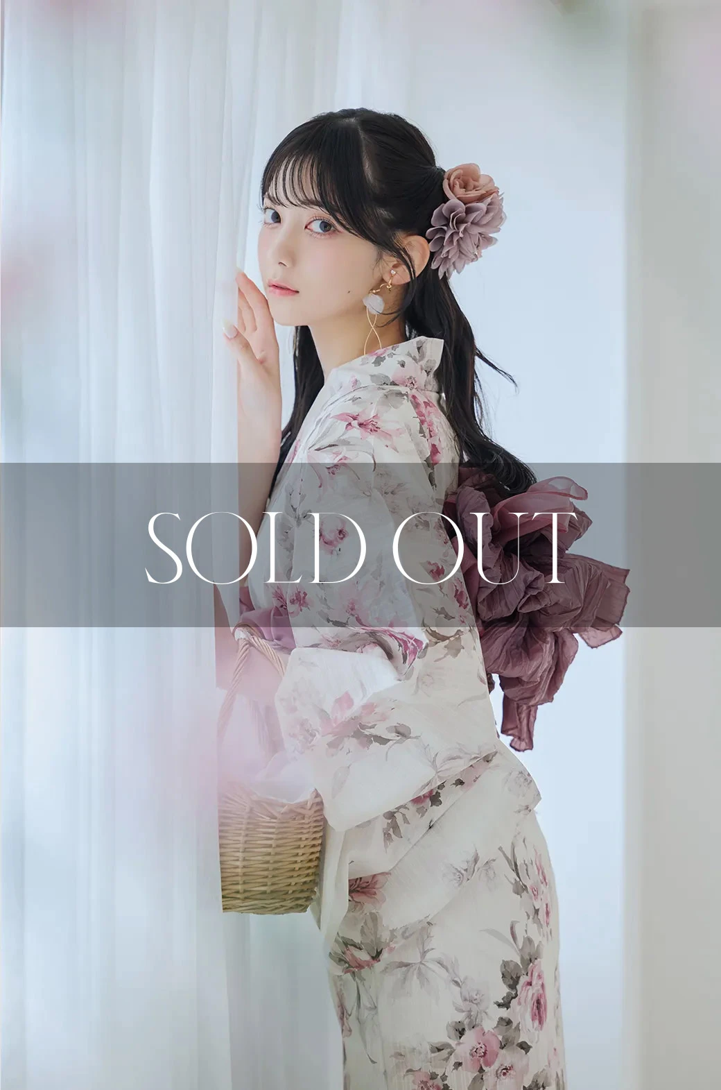 可憐に咲くローズ柄浴衣