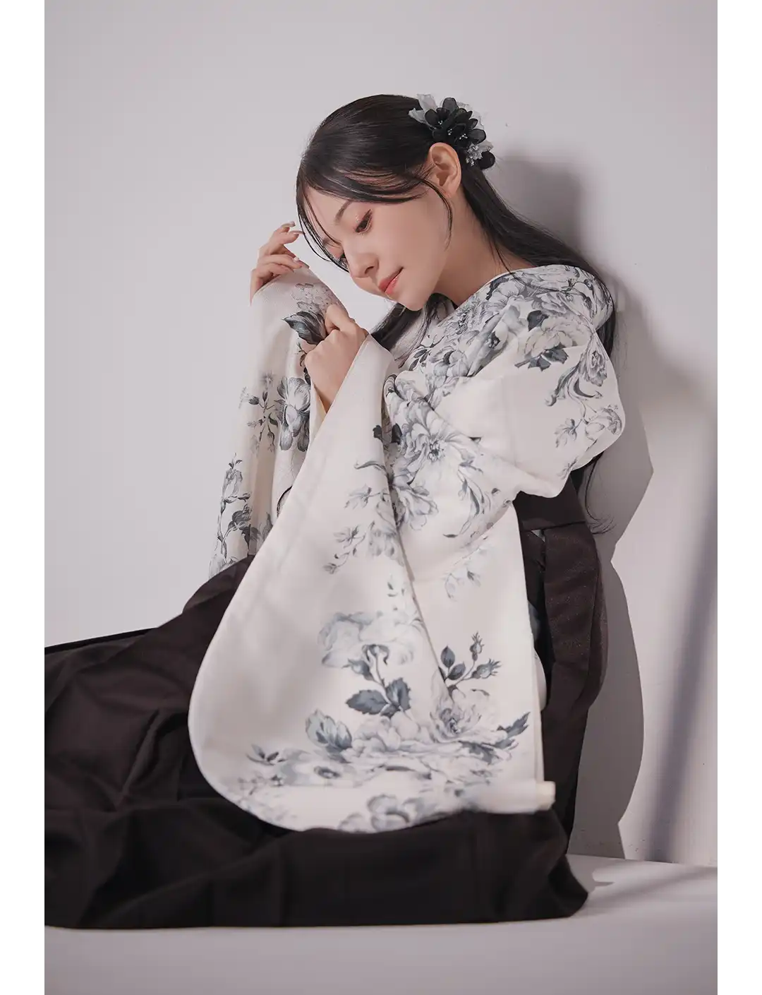 𝐇𝐚𝐤𝐚𝐦𝐚- 𝐒𝐭𝐲𝐥𝐞 𝐁𝐨𝐨𝐤 𝐕𝐨𝐥.𝟐 - 伝統に寄り添いながら、今の私らしさを纏う。 品格と可憐さが溶け合う、洗練された袴コレクション。1