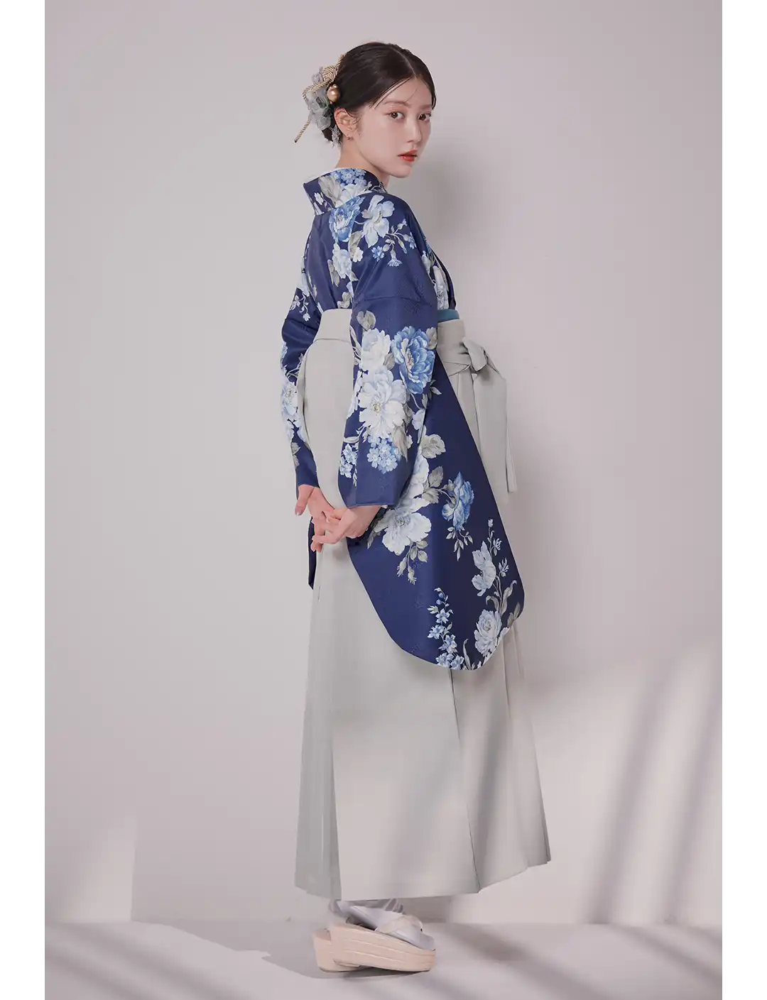 𝐇𝐚𝐤𝐚𝐦𝐚- 𝐒𝐭𝐲𝐥𝐞 𝐁𝐨𝐨𝐤 𝐕𝐨𝐥.𝟐 - 伝統に寄り添いながら、今の私らしさを纏う。 品格と可憐さが溶け合う、洗練された袴コレクション。1