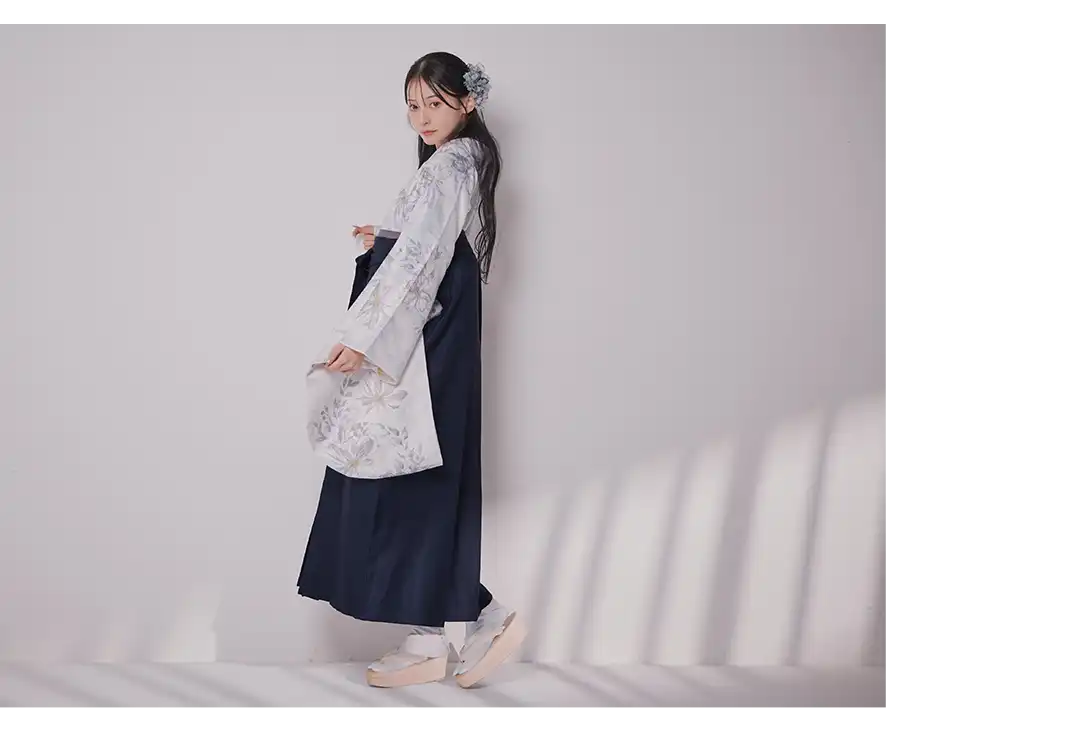 𝐇𝐚𝐤𝐚𝐦𝐚- 𝐒𝐭𝐲𝐥𝐞 𝐁𝐨𝐨𝐤 𝐕𝐨𝐥.𝟐 - 伝統に寄り添いながら、今の私らしさを纏う。 品格と可憐さが溶け合う、洗練された袴コレクション。3