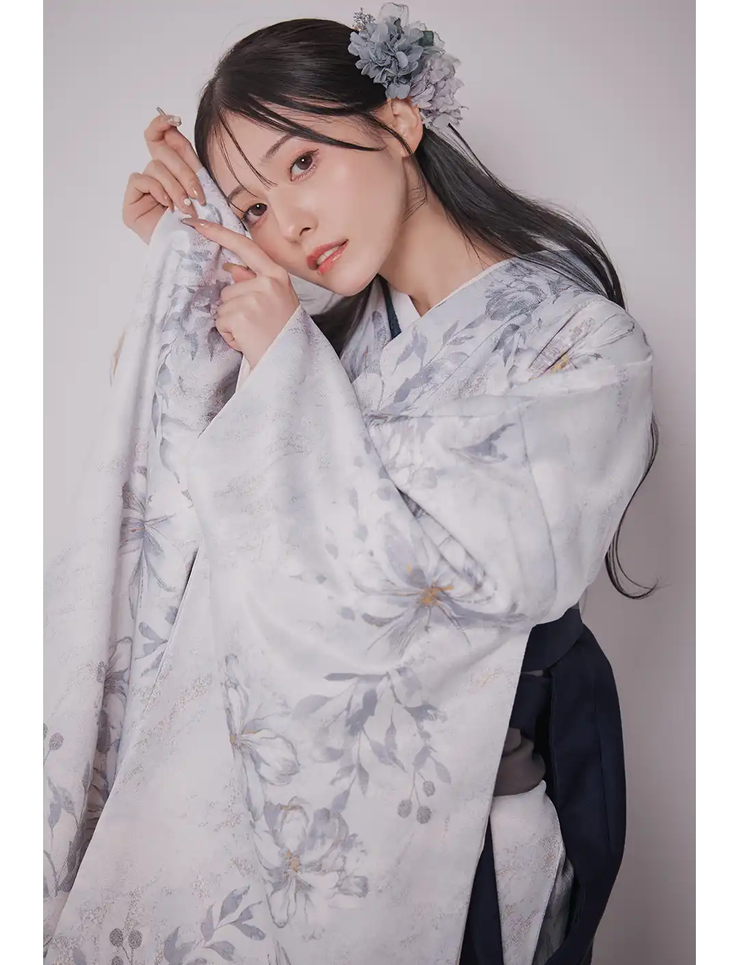 𝐇𝐚𝐤𝐚𝐦𝐚- 𝐒𝐭𝐲𝐥𝐞 𝐁𝐨𝐨𝐤 𝐕𝐨𝐥.𝟐 - 伝統に寄り添いながら、今の私らしさを纏う。 品格と可憐さが溶け合う、洗練された袴コレクション。1