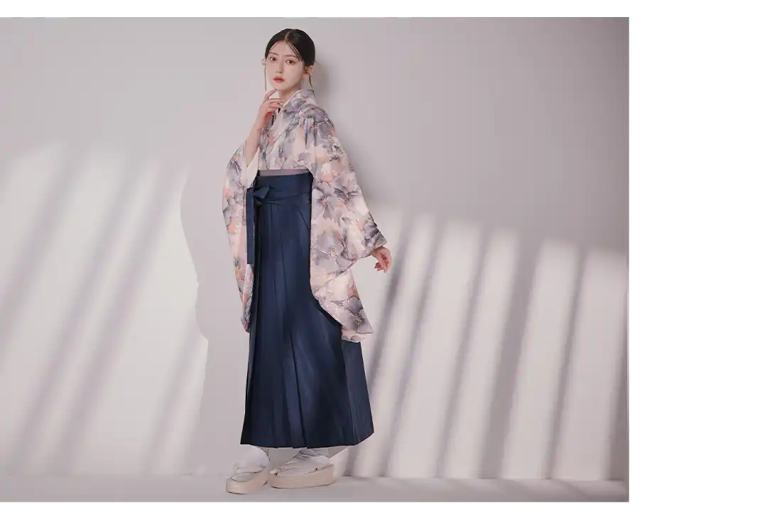 𝐇𝐚𝐤𝐚𝐦𝐚- 𝐒𝐭𝐲𝐥𝐞 𝐁𝐨𝐨𝐤 𝐕𝐨𝐥.𝟐 - 伝統に寄り添いながら、今の私らしさを纏う。 品格と可憐さが溶け合う、洗練された袴コレクション。3