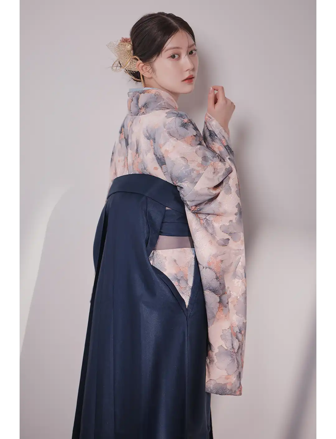 𝐇𝐚𝐤𝐚𝐦𝐚- 𝐒𝐭𝐲𝐥𝐞 𝐁𝐨𝐨𝐤 𝐕𝐨𝐥.𝟐 - 伝統に寄り添いながら、今の私らしさを纏う。 品格と可憐さが溶け合う、洗練された袴コレクション。1