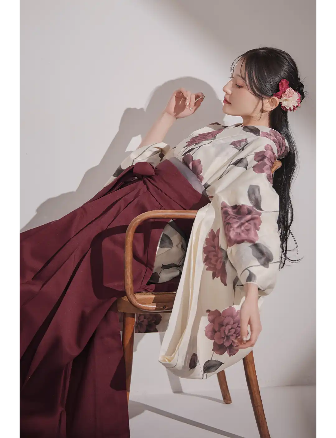 𝐇𝐚𝐤𝐚𝐦𝐚- 𝐒𝐭𝐲𝐥𝐞 𝐁𝐨𝐨𝐤 𝐕𝐨𝐥.𝟐 - 伝統に寄り添いながら、今の私らしさを纏う。 品格と可憐さが溶け合う、洗練された袴コレクション。1