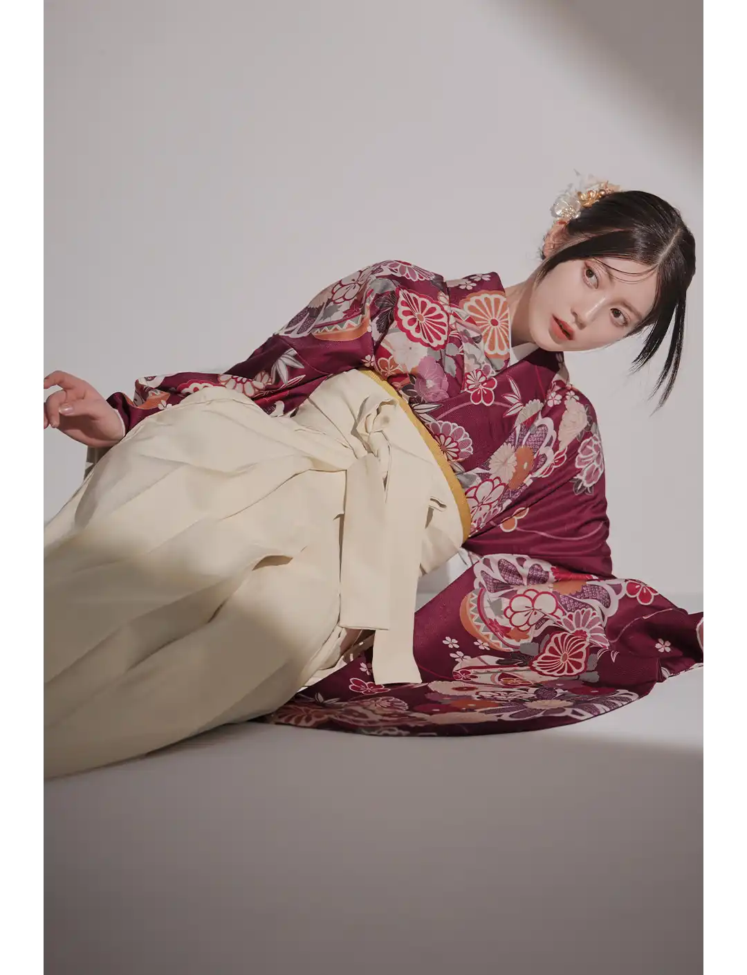 𝐇𝐚𝐤𝐚𝐦𝐚- 𝐒𝐭𝐲𝐥𝐞 𝐁𝐨𝐨𝐤 𝐕𝐨𝐥.𝟐 - 伝統に寄り添いながら、今の私らしさを纏う。 品格と可憐さが溶け合う、洗練された袴コレクション。1