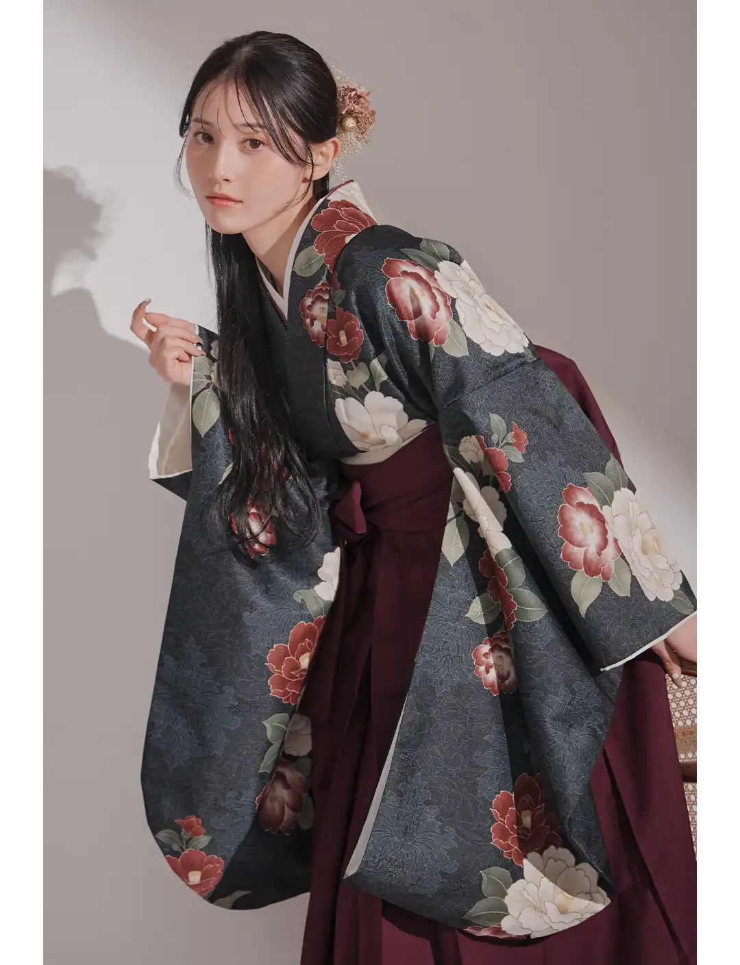 𝐇𝐚𝐤𝐚𝐦𝐚- 𝐒𝐭𝐲𝐥𝐞 𝐁𝐨𝐨𝐤 𝐕𝐨𝐥.𝟐 - 伝統に寄り添いながら、今の私らしさを纏う。 品格と可憐さが溶け合う、洗練された袴コレクション。1